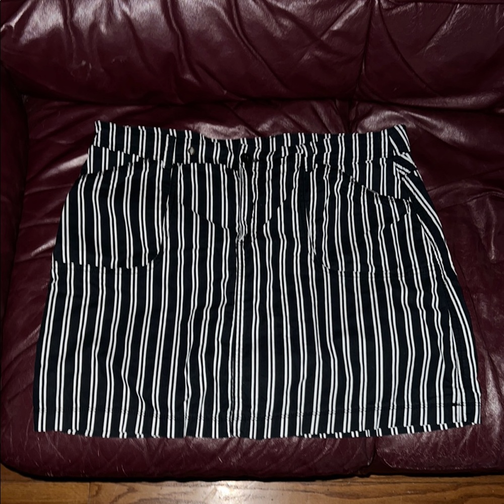 NWOT Black and white womens Skorts